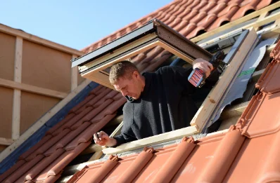 Pose de fenêtres de toit Velux à Montpouillan